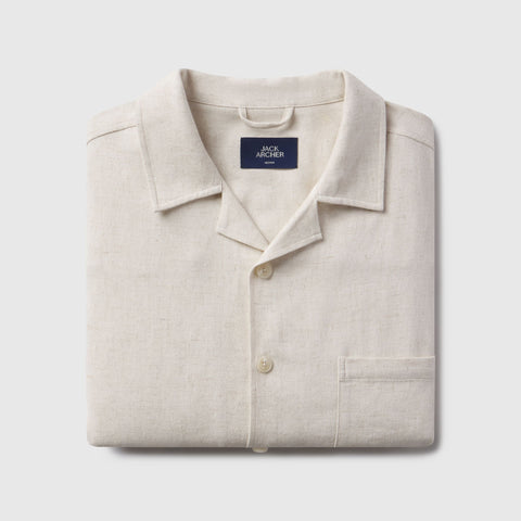 A man wearing the Getaway Linen Shirt in Canvas