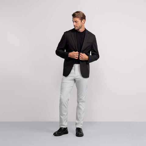 A model wearing the Jetsetter Tech Pant Classic Fit in Ice Gray.