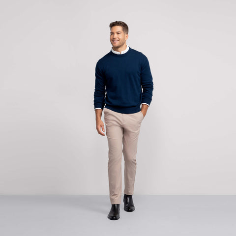 A man wearing the Jetsetter Tech Pant Relaxed Fit in Oak Khaki