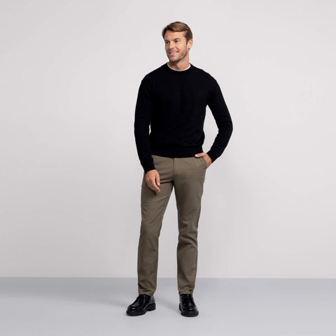 A man wearing the Jetsetter Tech Pant Classic Fit in Olive Green in a lifestyle setting