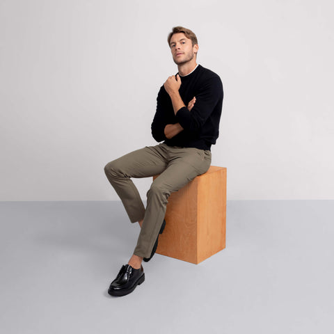 The Jetsetter Tech Pant Classic Fit in Olive Green in a casual outdoor setting