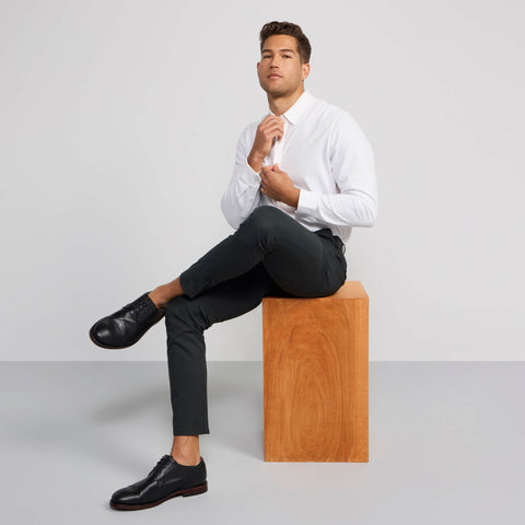 A man in the Jetsetter Tech Pant Slim Fit Spruce Green, lifestyle shot.