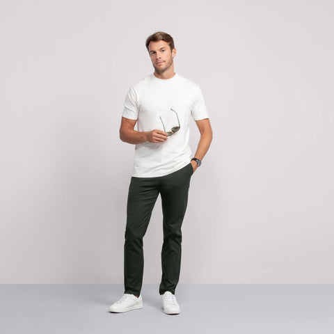 A model wearing the Jetsetter Tech Pant Straight Fit in Spruce Green.