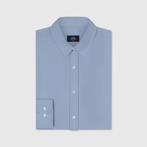 The Everywear Shirt Standard Length in Chambray Blue worn for everyday versatility.